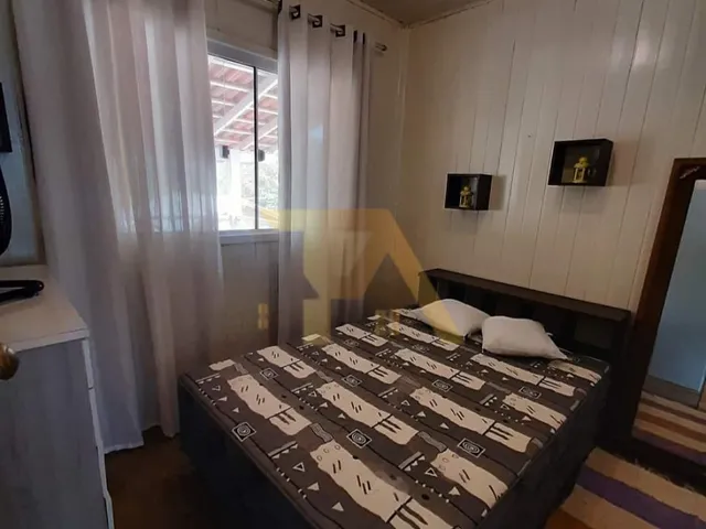 Imagem 3: Casa Charmosa em Estilo Praiano, com Fachada Colorida e Ampla Varanda Que Integra os Ambientes Internos Ao Ar Livre