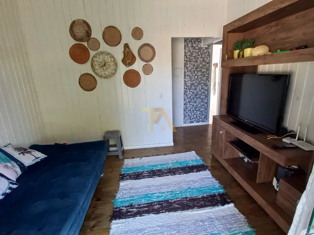 Imagem 10: Casa Charmosa em Estilo Praiano, com Fachada Colorida e Ampla Varanda Que Integra os Ambientes Internos Ao Ar Livre