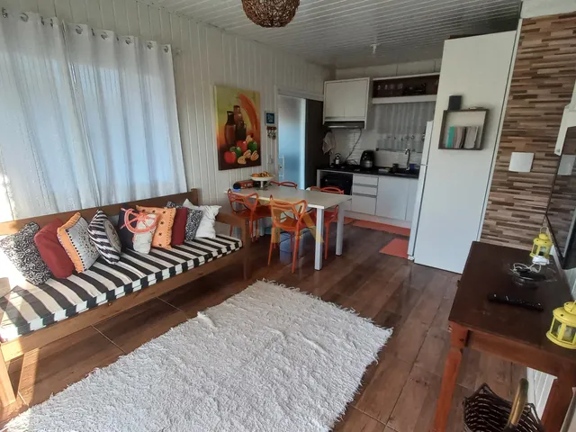 Imagem 5: Casa Charmosa em Estilo Praiano, com Fachada Colorida e Ampla Varanda Que Integra os Ambientes Internos Ao Ar Livre