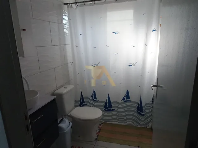 Imagem 15: Casa Charmosa em Estilo Praiano, com Fachada Colorida e Ampla Varanda Que Integra os Ambientes Internos Ao Ar Livre