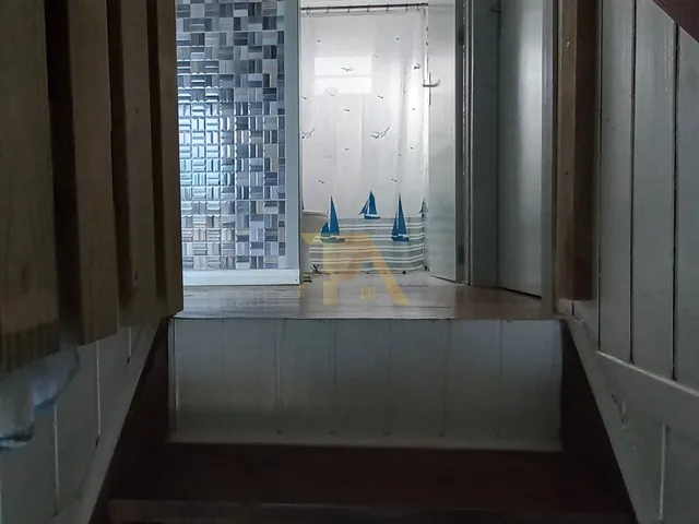 Imagem 8: Casa Charmosa em Estilo Praiano, com Fachada Colorida e Ampla Varanda Que Integra os Ambientes Internos Ao Ar Livre