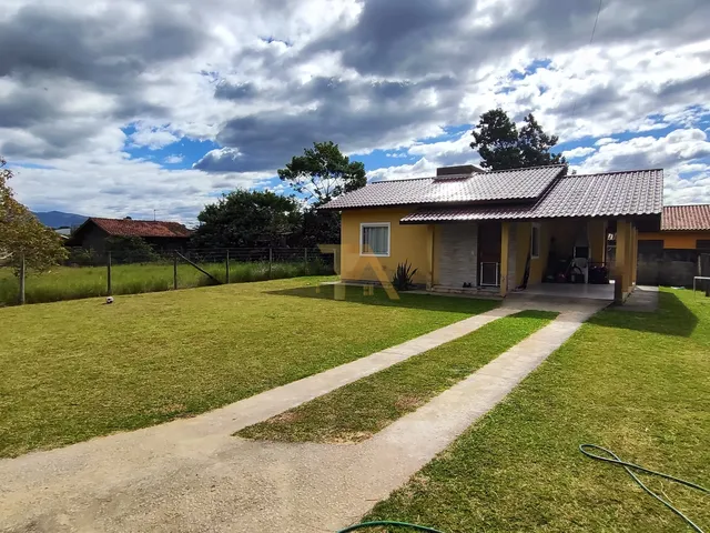 Imagem: A casa possui 2 Dormitórios, 1 Banheiro, 8 Vagas na