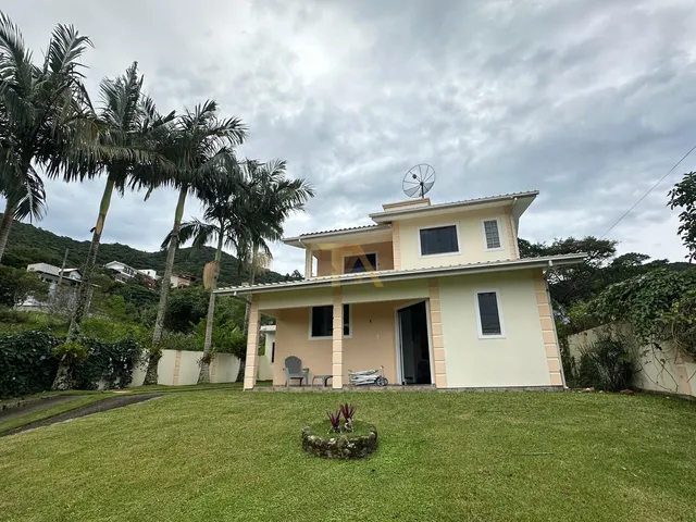 Imagem: A casa possui 3 Dormitórios, 1 Suíte, 4 Vagas na garagem,