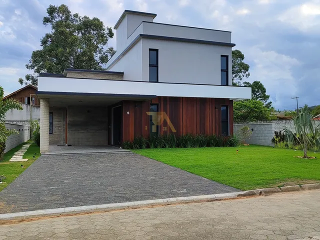 Imagem: A casa possui 3 Dormitórios, 3 Suítes, 1 Banheiro, 450m²