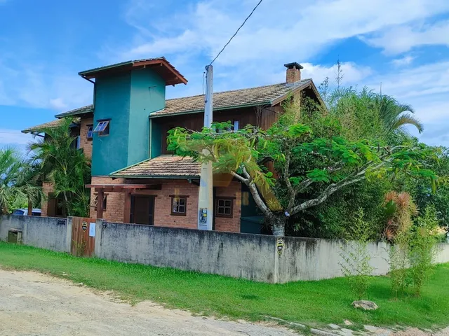 Imagem: A casa possui 3 Dormitórios, 2 Banheiros, 2 Vagas na