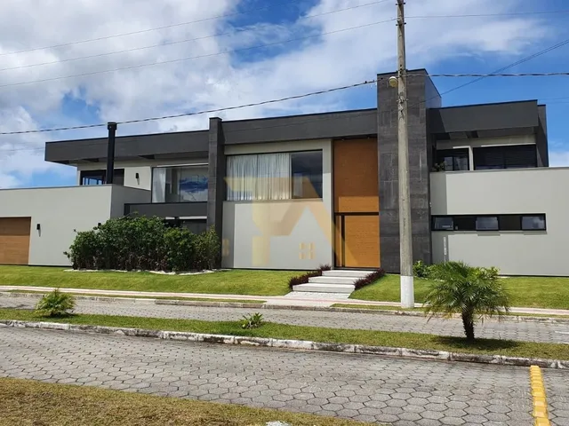 Imagem: A casa possui 3 Dormitórios, 3 Suítes, 2 Banheiros, 4