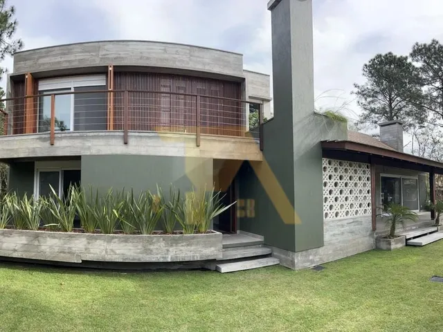Imagem: A casa possui 3 Dormitórios, 3 Suítes, 6 Banheiros, 2