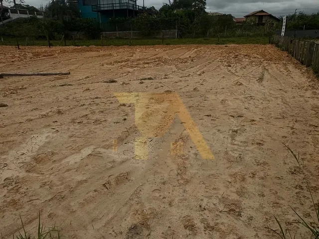 Imagem: Terreno próximo à lagoa