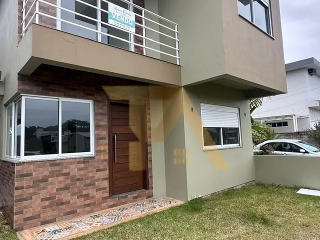 Imagem: A casa possui 4 Dormitórios, 1 Suíte, 3 Banheiros, 2