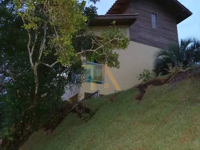 Imagem: A casa possui 2 Dormitórios, 1 Banheiro, 2 Vagas na