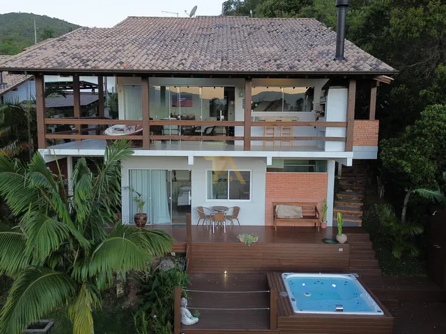 Imagem: A casa possui 3 Dormitórios, 1 Suíte, 1 Banheiro, 400m²