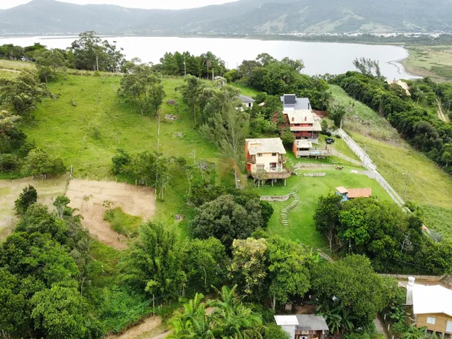 Imagem: O terreno possui 2.100m² de Área e está localizado em