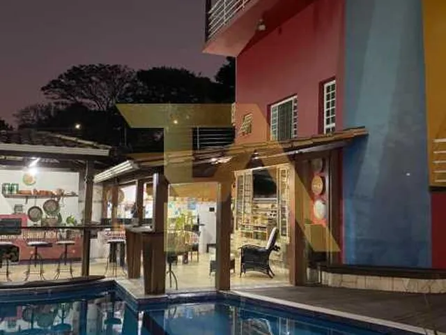Imagem: A casa possui 2 Dormitórios, 2 Suítes, 1 Banheiro, 4