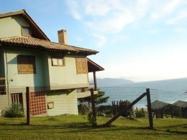 Imagem: A casa possui 7 Dormitórios, 1 Suíte, 7 Banheiros, 8