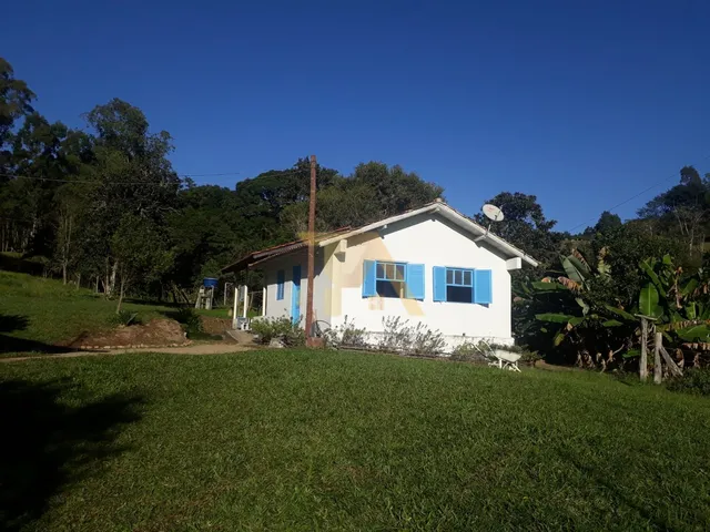 Imagem: A fazenda possui 3 Dormitórios, 2 Banheiros, 90.000m² de