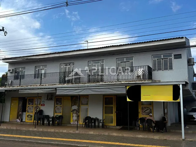Imagem: Prédio com 2 apartamentos e 1 sala comercial