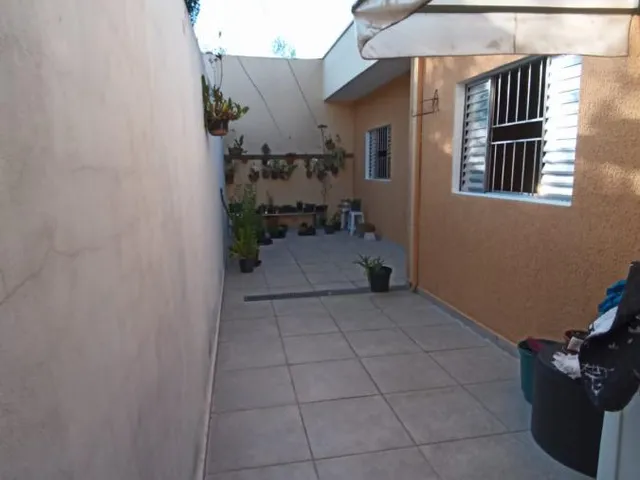 Imagem: A casa possui 2 Dormitórios, 2 Banheiros, 2 Vagas na