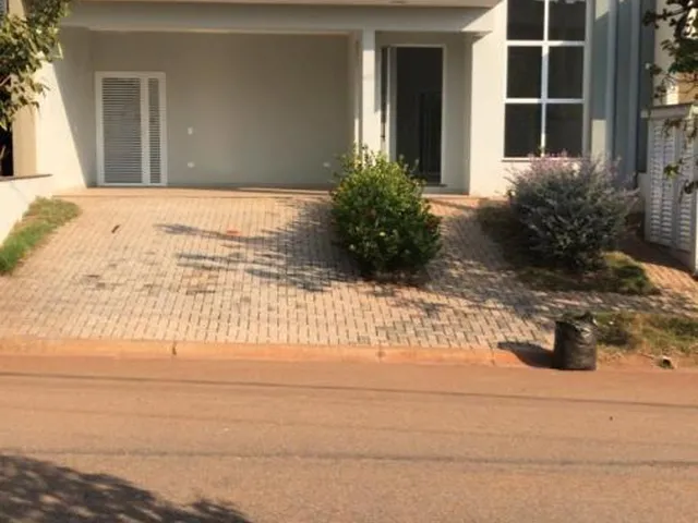 Imagem: A casa possui 3 Dormitórios, 2 Suítes, 1 Banheiro, 2