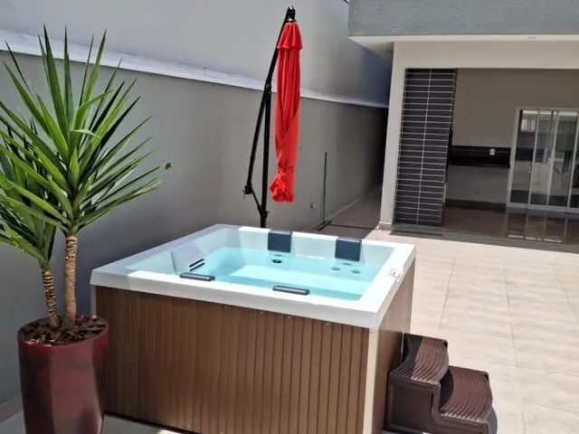 Imagem: A casa em condomínio possui 3 Dormitórios, 2 Suítes, 4