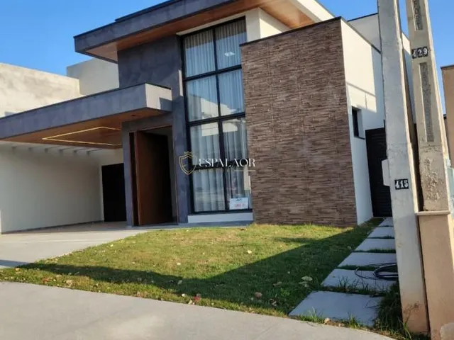 Imagem: A casa em condomínio possui 3 Dormitórios, 3 Suítes, 5