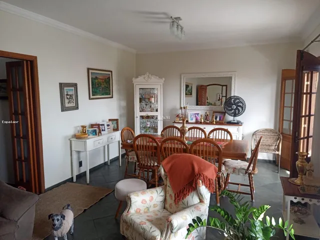 Imagem: A casa possui 3 Dormitórios, 1 Suíte, 2 Banheiros, 4