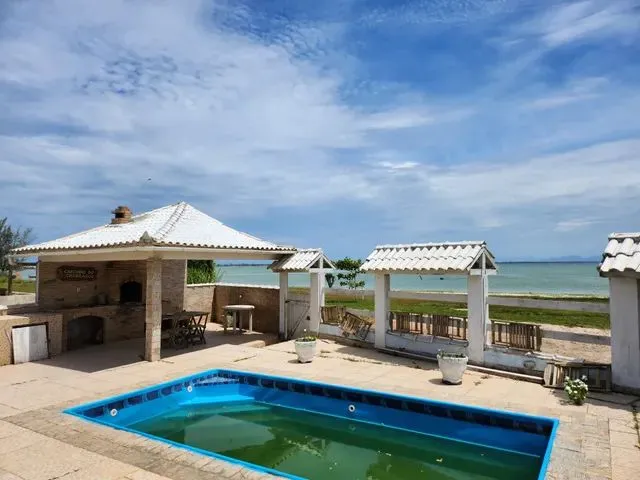 Imagem: Casa com Piscina, Churrasqueira, de Frente