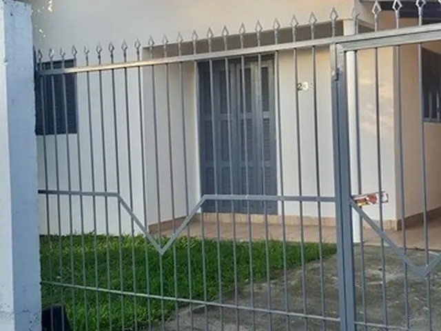 Imagem: A casa possui 2 Dormitórios, 1 Banheiro, 2 Vagas na