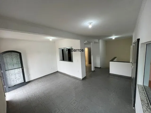 Imagem: A casa possui 4 Dormitórios, 1 Suíte, 1 Vaga na garagem,