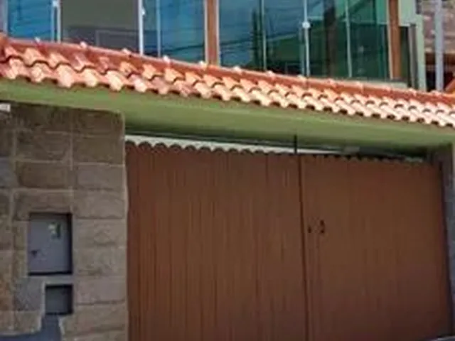 Imagem: A casa possui 3 Dormitórios, 3 Banheiros, 5 Vagas na