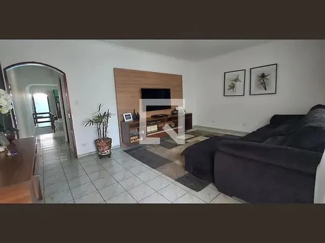 Imagem: A casa possui 4 Dormitórios, 3 Banheiros, 5 Vagas na