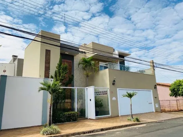 Imagem: A casa possui 4 Dormitórios, 3 Suítes, 4 Banheiros, 4