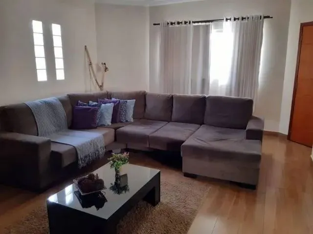 Imagem: A casa possui 3 Dormitórios, 2 Banheiros, 2 Vagas na