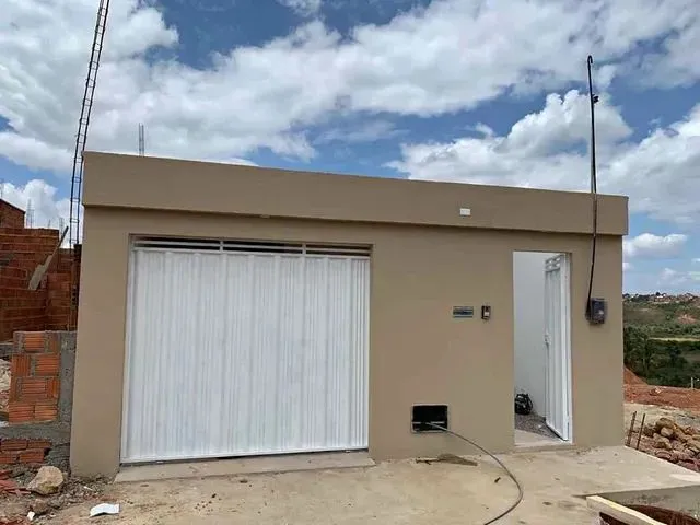 Imagem: A casa possui 3 Dormitórios, 1 Banheiro, 1 Vaga na garagem