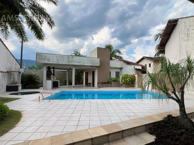Imagem: A casa em condomínio possui 5 Dormitórios, 5 Suítes, 6
