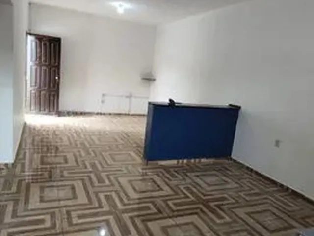 Imagem: A casa possui 1 Dormitório, 2 Banheiros, 3 Vagas na