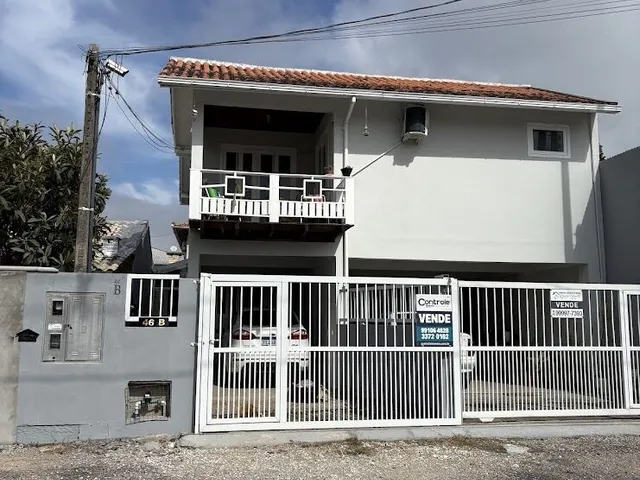 Imagem: A casa possui 5 Dormitórios, 1 Suíte, 3 Banheiros, 3
