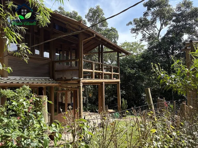 Imagem: A casa possui 4 Dormitórios, 2 Banheiros, 1 Vaga na