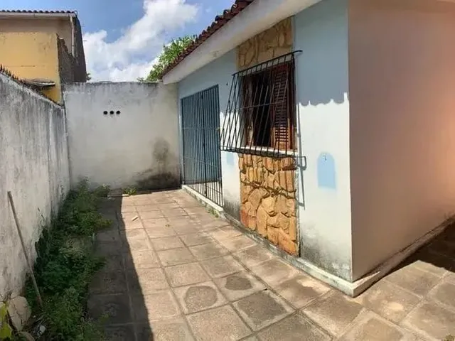 Imagem: A casa possui 2 Dormitórios, 2 Banheiros, 1 Vaga na