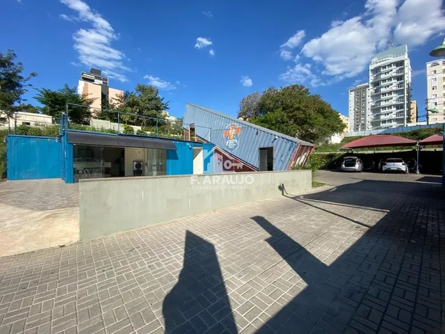 Imagem: A loja possui 3 Banheiros, 10 Vagas na garagem, 1.252m² de