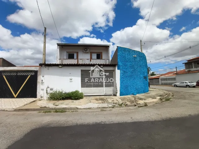 Imagem: A casa possui 2 Dormitórios, 1 Suíte, 2 Banheiros, 4