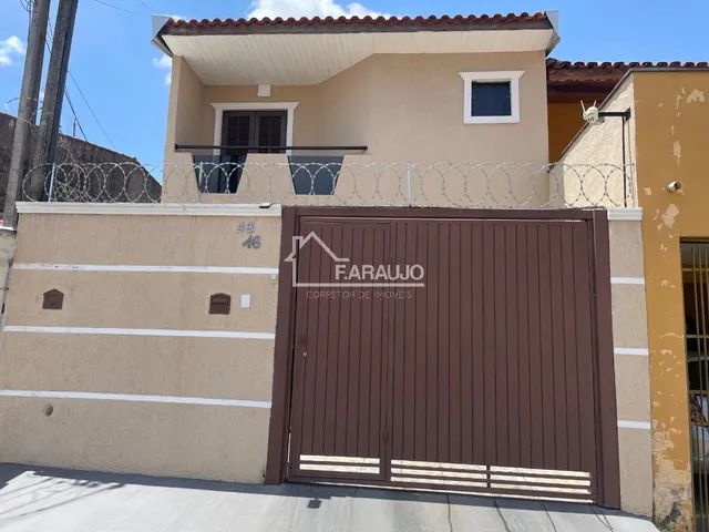 Imagem: A casa possui 3 Dormitórios, 1 Suíte, 2 Banheiros, 2