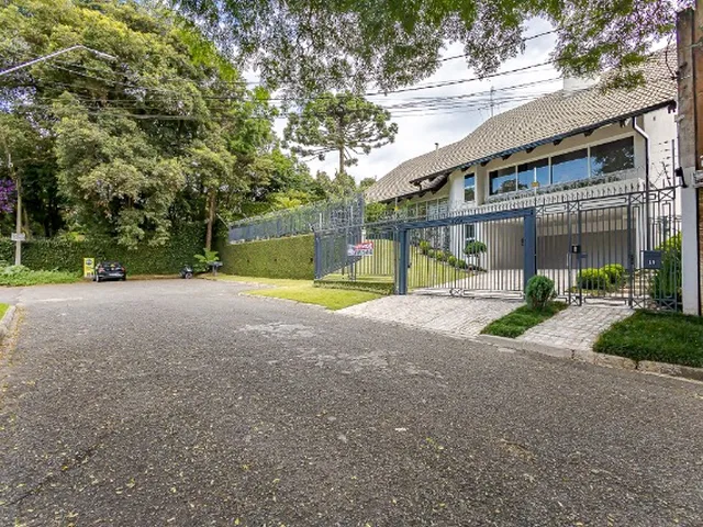 Imagem: COM 2 TERRENOS, PISCINA E QUADRA DE BEACH