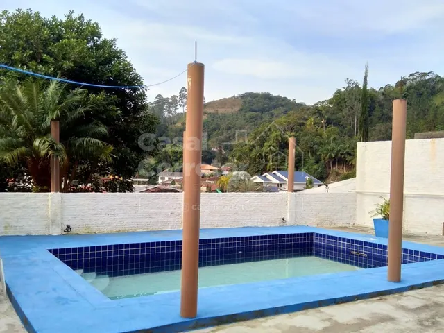Imagem 2: ESPAÇOSA CASA COM PISCINA E POMAR EM BAIRRO COMPLETO