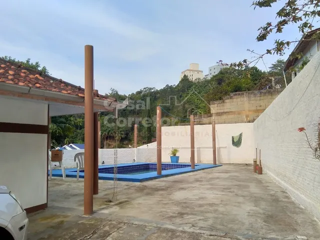 Imagem 4: ESPAÇOSA CASA COM PISCINA E POMAR EM BAIRRO COMPLETO