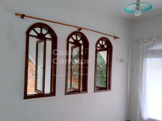 Imagem 6: ESPAÇOSA CASA COM PISCINA E POMAR EM BAIRRO COMPLETO