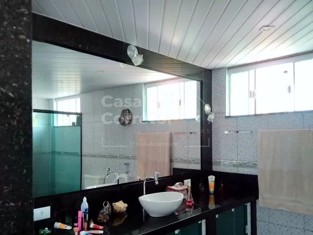 Imagem 8: ESPAÇOSA CASA COM PISCINA E POMAR EM BAIRRO COMPLETO