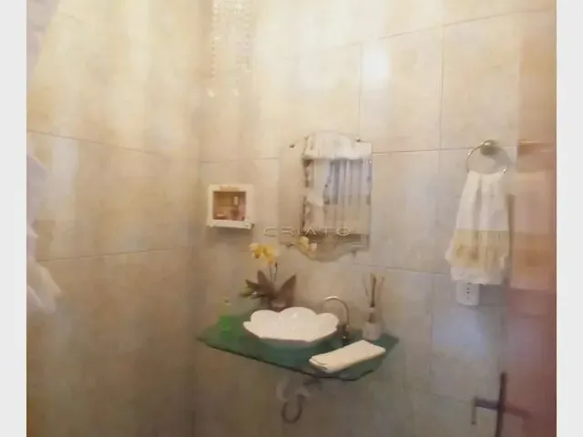 Imagem: A casa possui 3 Dormitórios, 1 Suíte, 2 Banheiros, 2