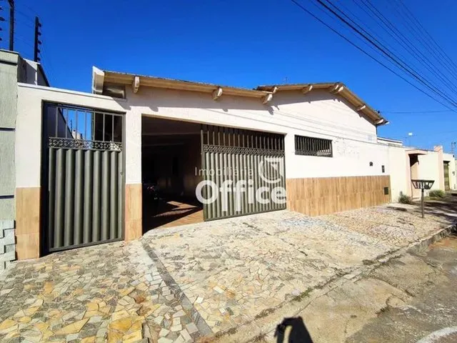 Imagem: A casa possui 3 Dormitórios, 1 Suíte, 2 Banheiros, 4