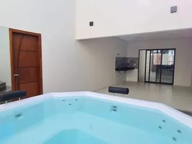 Imagem: A casa possui 3 Dormitórios, 3 Banheiros, Acomodam 6 pessoas