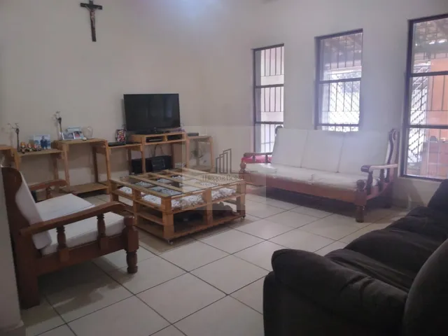 Imagem: A casa possui 5 Dormitórios, 1 Suíte, 2 Banheiros, 3